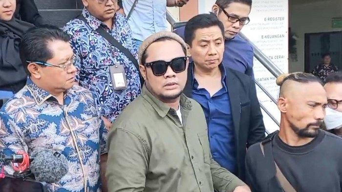 Virgoun-tak-banyak-bicara-setelah-menjalani-sidang-mediasi-dengan-Inara-Rusli-arie-puji-waluyo.jpg