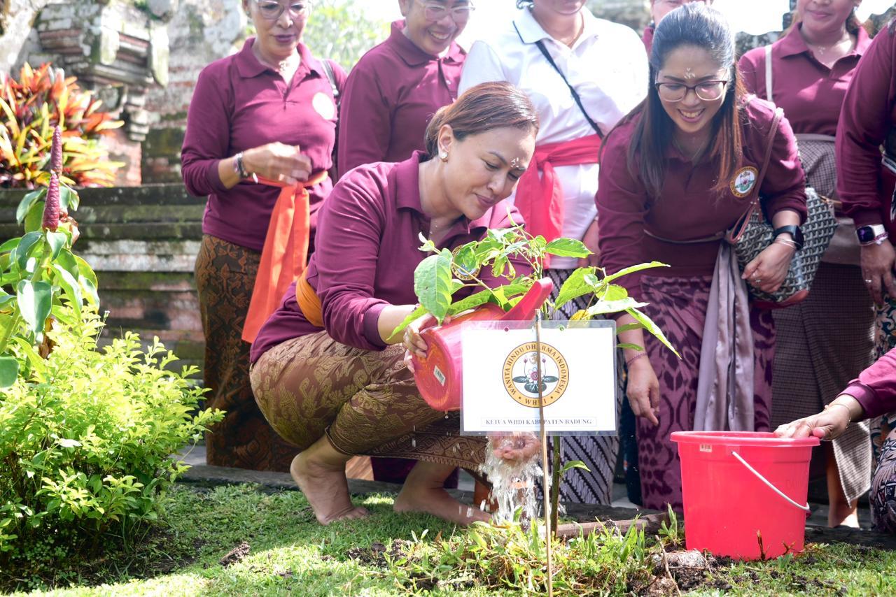 WHDI Badung Gelar Aksi Sosial dan Lingkungan di Pura Taman Ayun Bali, Tebar 5.000 Benih Ikan