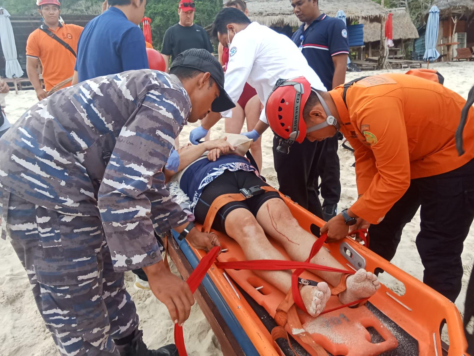 JATUH Saat Turuni Tangga di Pantai Atuh, Tim SAR Evakuasi Bule Amerika di Nusa Penida Klungkung