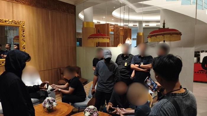 WNA-Australia-yang-berhasil-digagalkan-keberangkatannya-oleh-petugas-Imigrasi-Ngurah-Rai-2.jpg