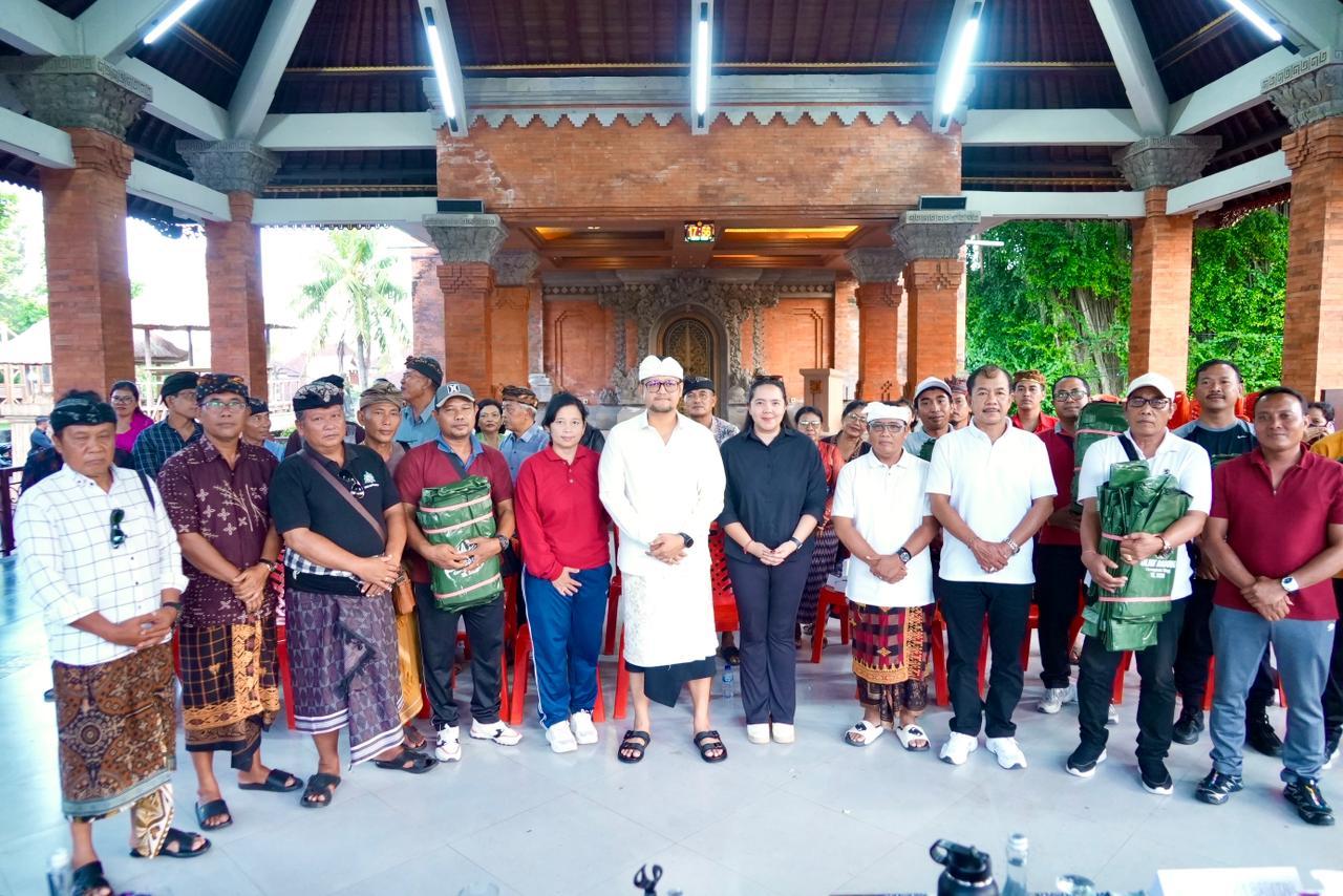 Wabup-Bagus-Alit-Sucipta-menyerahkan-bantuan-CSR.jpg