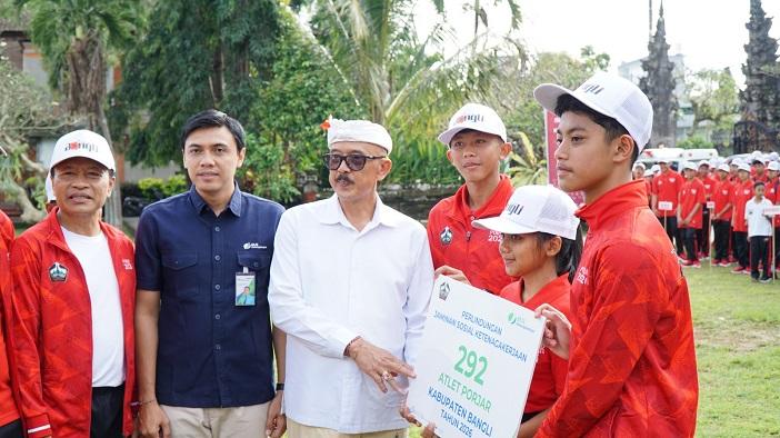 Wabup-Bangli-I-Wayan-Diar-melepas-290-atlet-Bangli-ke-PORJAR-Bali-2026.jpg