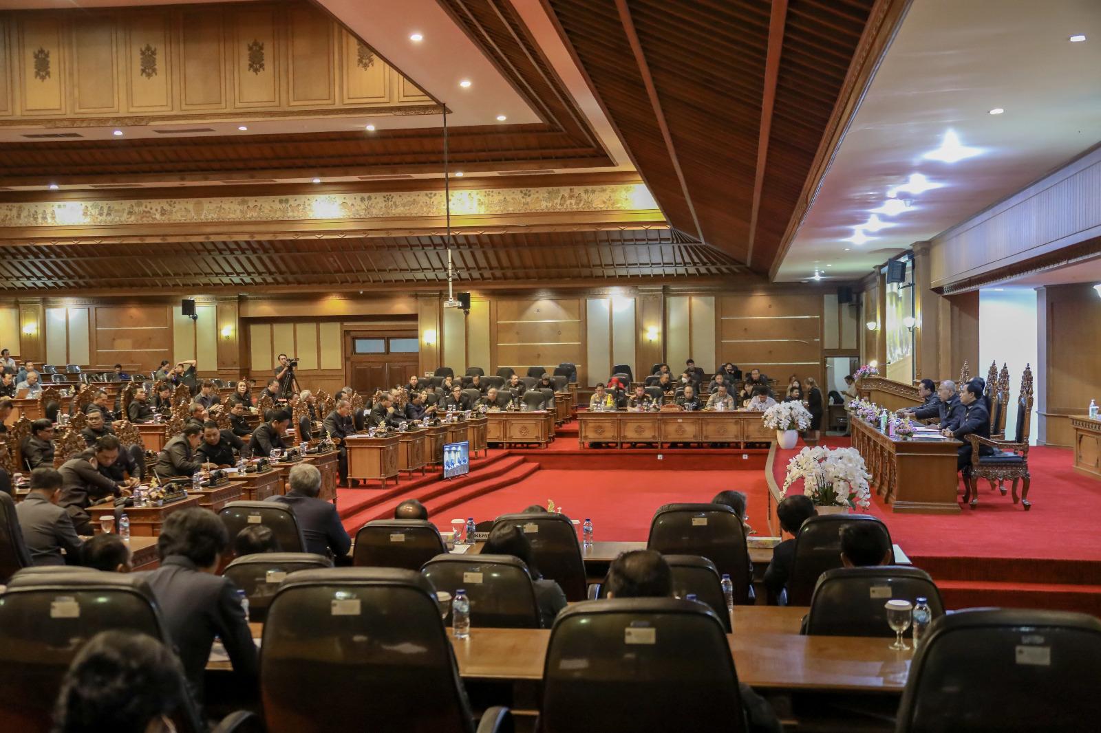 Wabup-Suiasa-saat-menghadiri-rapat-paripurna-DPRD-Badung.jpg