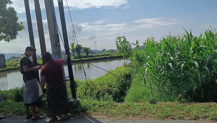 Wabup-Tjokorda-Gde-Surya-saat-meninjau-kabel-provider-semrawut-di-Klungkung.jpg