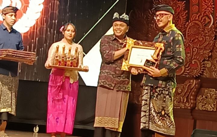 Wakil-Bupati-Bangli-I-Wayan-Diar-saat-menerima-penghargaan-Tribun-Bali-Award.jpg