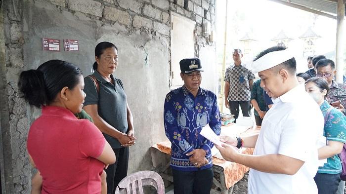 Wabup Jembrana Berbagi Bantuan Bapak Asuh Pada Anak Stunting, Wujud Keseriusan Penanganan Stunting