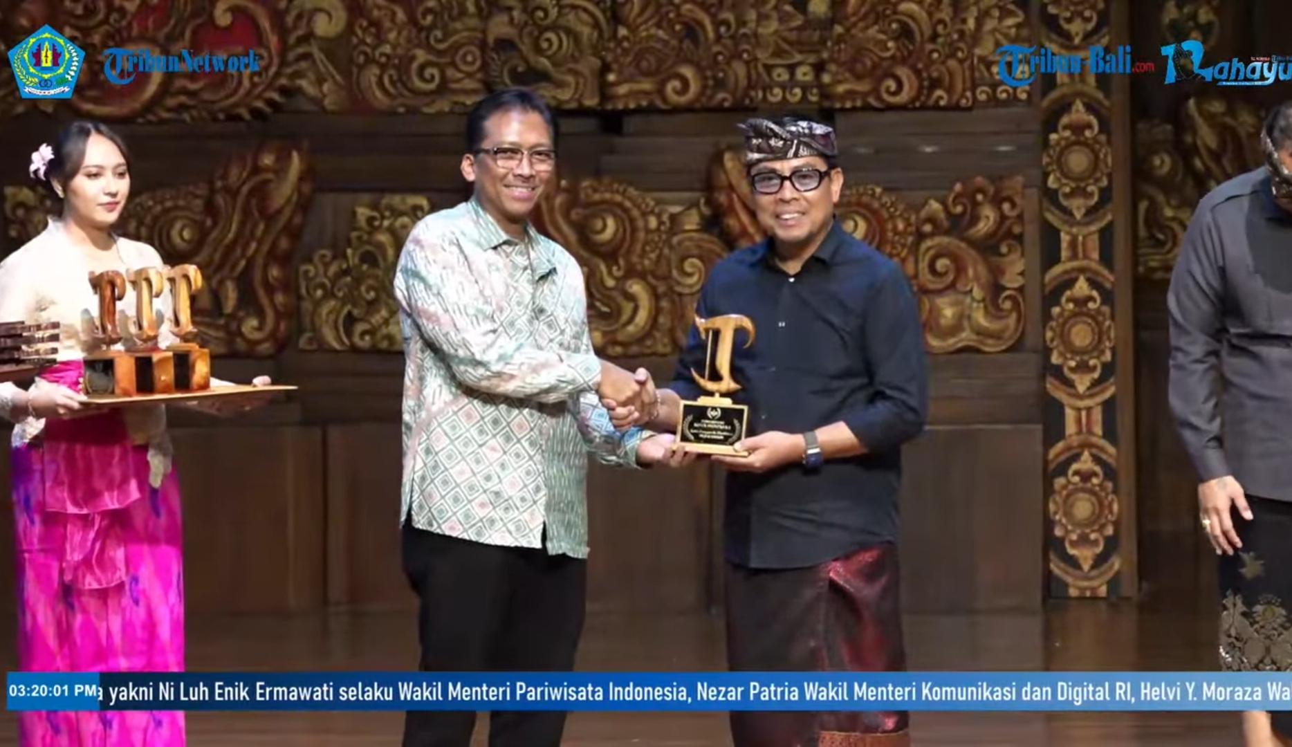 Wakil-Wali-Kota-Denpasar-Kadek-Agus-saat-menerima-penghargaan.jpg