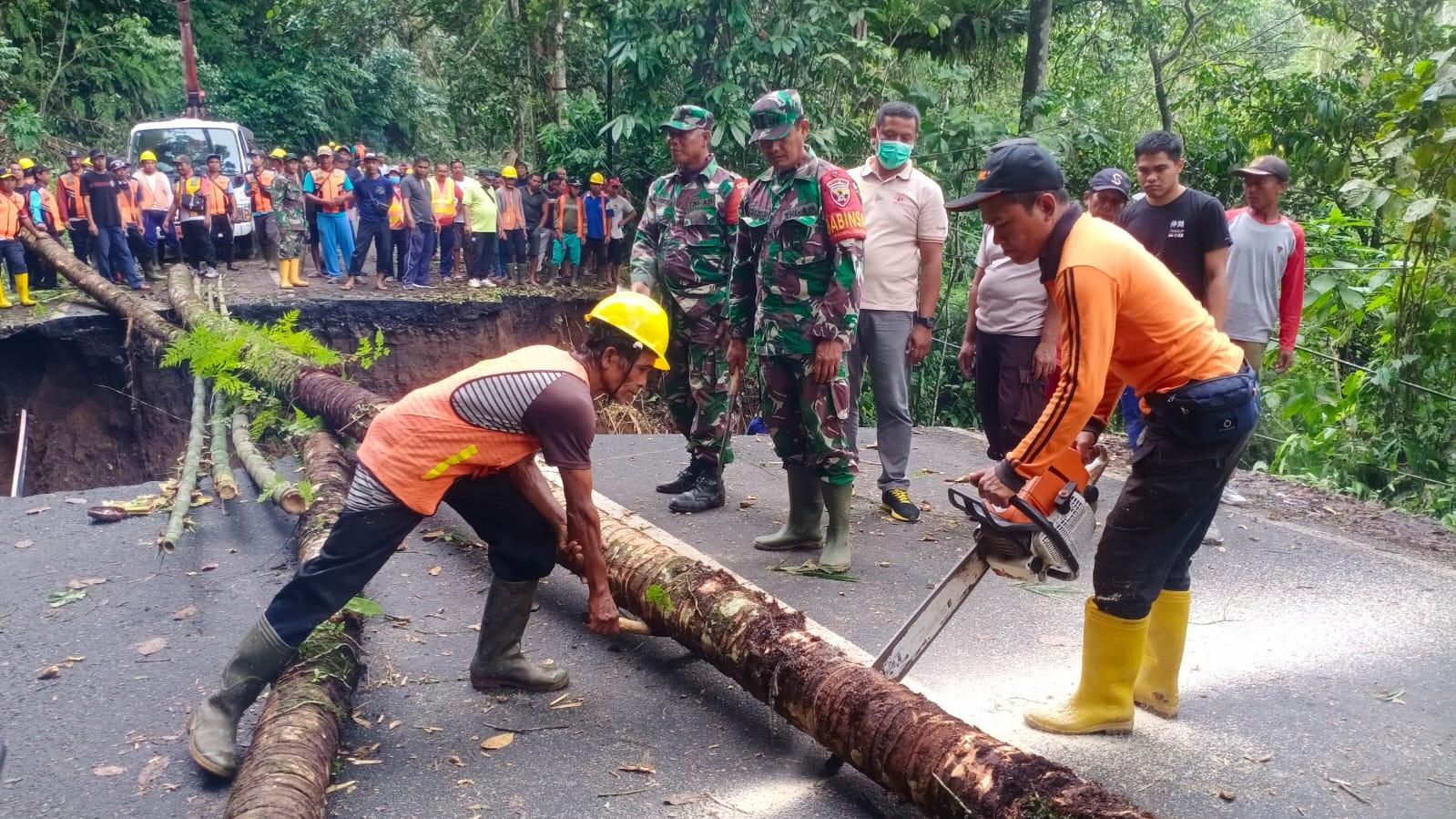Pasca Jalan Putus di Bangli, Warga dan Instansi Gotong Royong Bangun Jembatan Sementara
