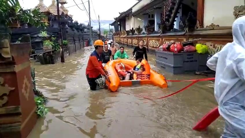 BANJIR & Longsor Terjang Klungkung, 20 KK Terisolir, Evakuasi Bayi hingga Lansia dengan Perahu Karet