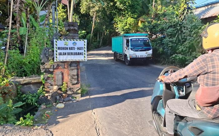 Warga-melintas-di-jalan-Sidemen-Klungkung-yang-mengalami-kerusakan-parah-869.jpg