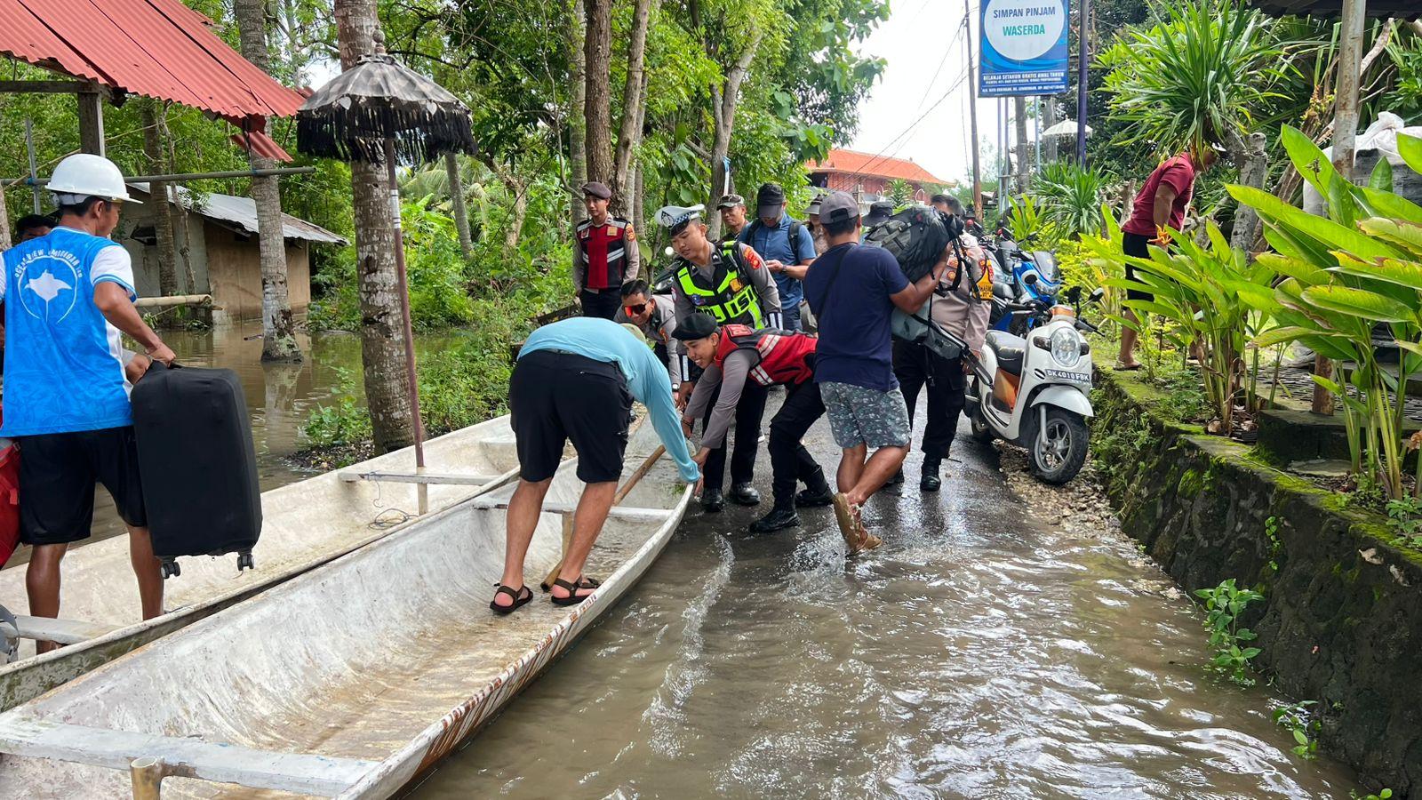 Warga-menaiki-sampan-untuk-melintasi-banjir-yang-menggenang-ruas-jalan-di-Pulau-Ceningan.jpg