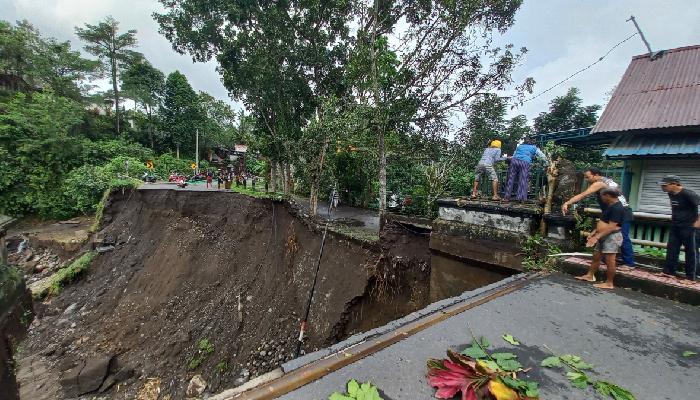 Jalan Penghubung Antar Kabupaten Karangasem-Klungkung Putus, Warga Nekat Panjat Loneng Jembatan