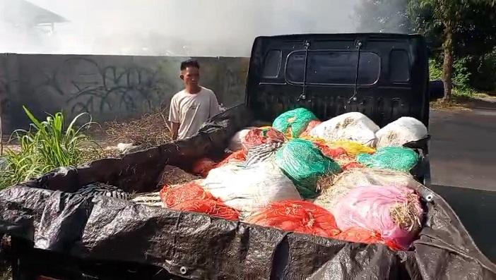 Warga-saat-mendapati-limbah-bulu-ayam-kembali-dibawa-ke-Desa-Tojan.jpg