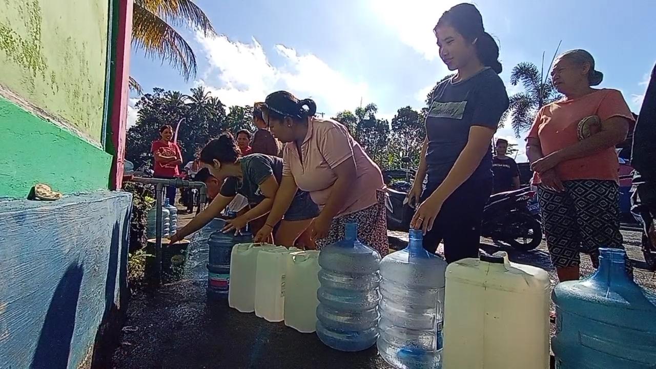 Warga-saat-mengambil-air-di-Waterboom-Sidembunut-Senin-1072023.jpg