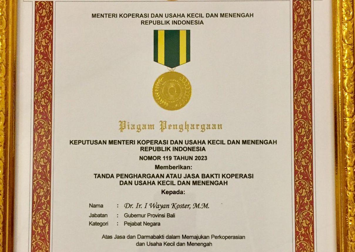 Wayan-Koster-Satu-satunya-Gubernur-di-Indonesia-Meraih-Penghargaan-Jasa-Bakti-Koperasi-dan-UKM.jpg