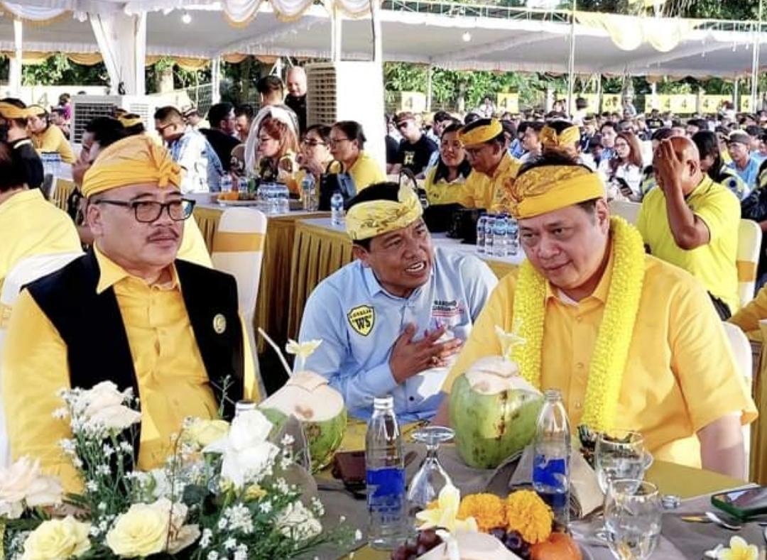 Wayan-Suyasa-tengah-saat-mendampingi-Ketua-DPP-Partai-Golkar.jpg