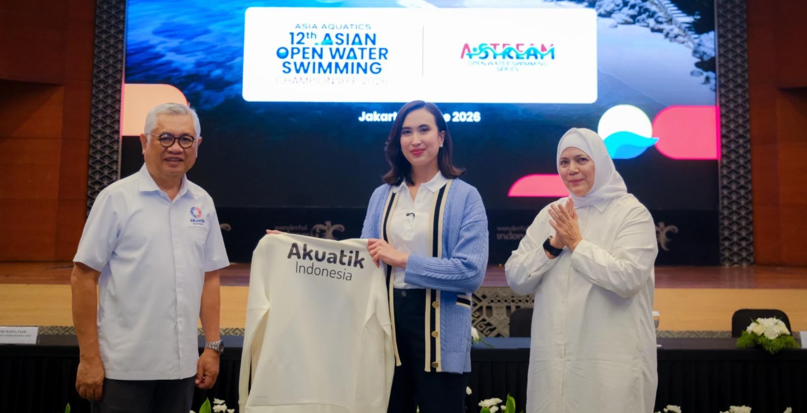 Widiyanti-Putri-Wardhana-menerima-jersey-resmi-12th-Asian-Open-Water-Swimming.jpg