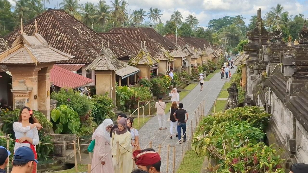 Wisatawan-menikmati-suasana-di-Objek-Wisata-Desa-Penglipuran-Kabupaten-Bangli.jpg