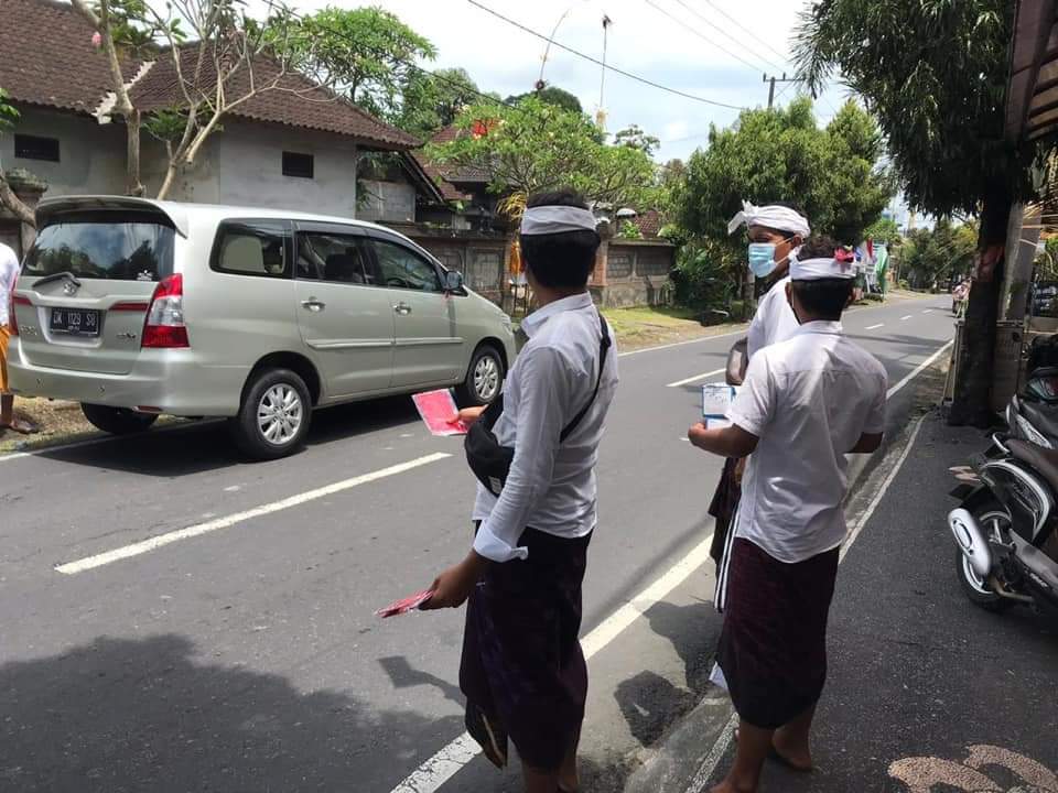 Pemuda Banjar Mas Sayan Sosialisasi Prokes via Medsos dan Bagi Masker ke Jalanan