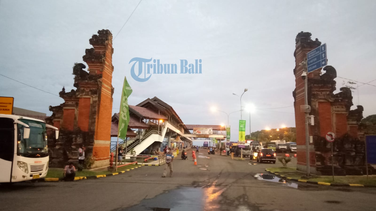 antrean-kendaraan-di-pelabuhan-padang-bai-bali-mulai-lengang.jpg
