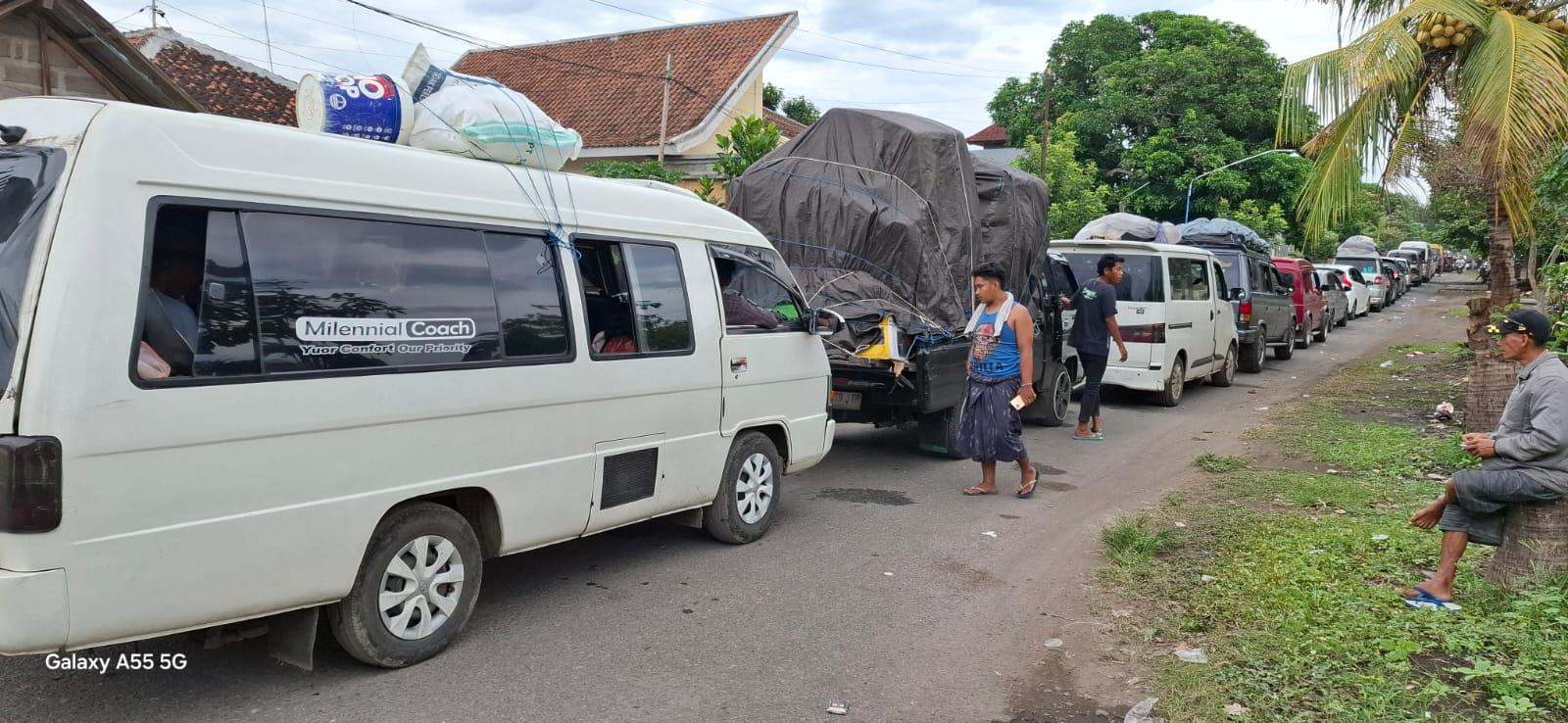 antrean-kendaraan-pemudik-di-Pelabuhan-Gilimanuk-pada-momen-arus-mudik-Lebaran-2025.jpg
