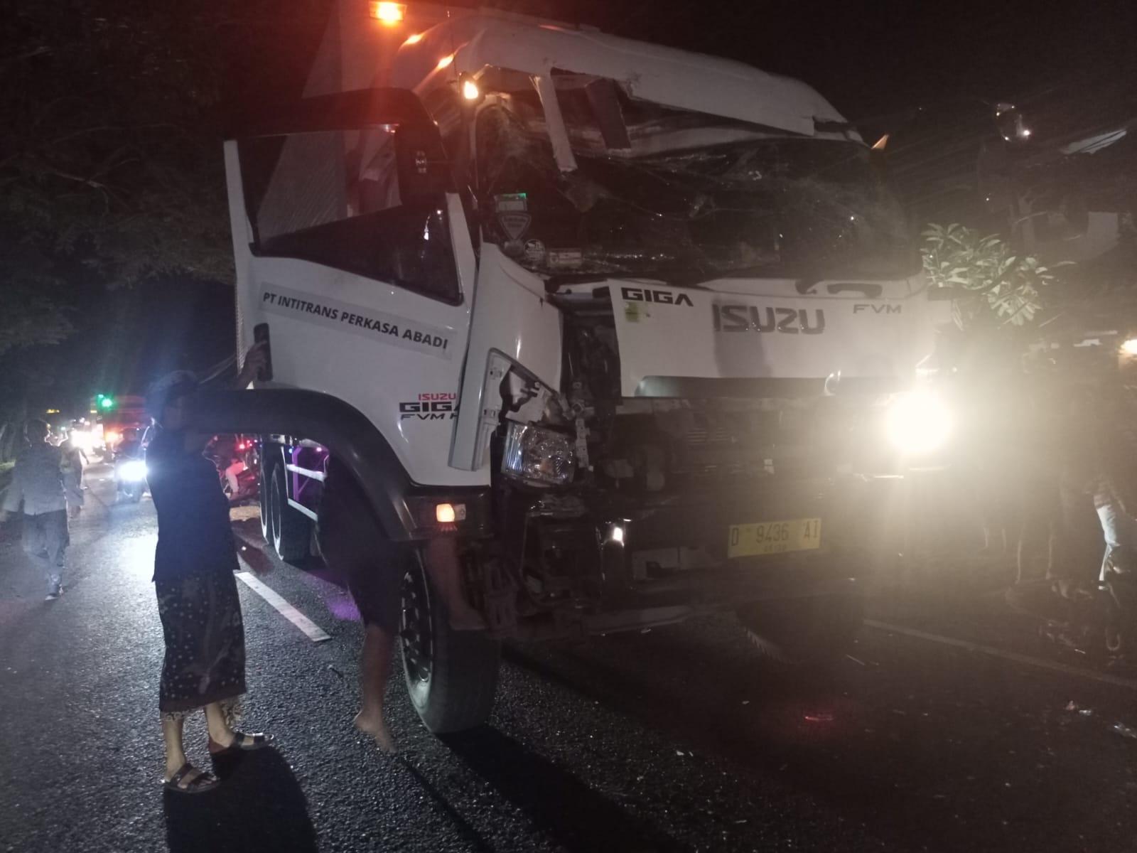 TEWAS Diseruduk Truk Tronton, Kecelakaan Beruntun Libatkan 3 Kendaraan di Jalur Tengkorak Jembrana!