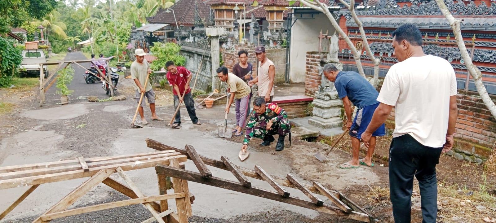 Warga Jembrana Urunan untuk Tambal Jalan Rusak dan Berlubang, Akses Utama Warga Banjar Kepuh