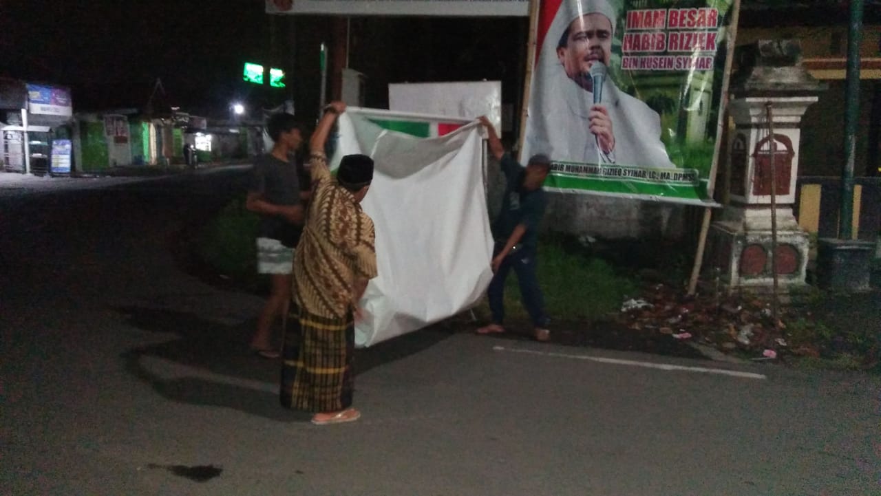 Anggota FPI di Wilayah Kodam IX/Udayana Ini Sukarela Turunkan Baliho Rizieq Shihab