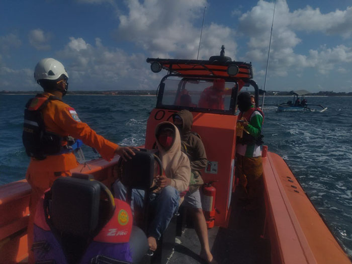 Jukung Alami Kerusakan Mesin di Perairan Tanjung Benoa, Tim SAR Berhasil Evakuasi 4 Nelayan