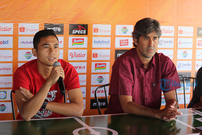 bek-bali-united-ricky-fajrin-dan-pelatih-teco.jpg