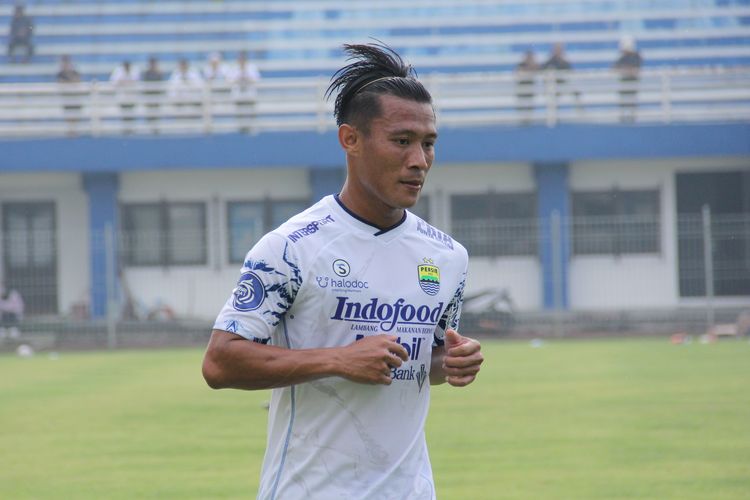 bek-kanan-persib-henhen-herdiana-kala-menjalani-game-internal-di-stadion-persib.jpg