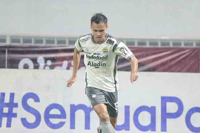 bek-sayap-kiri-persib-bandung-rezaldi-hehanusa-tampil-dalam-laga-debutnya.jpg
