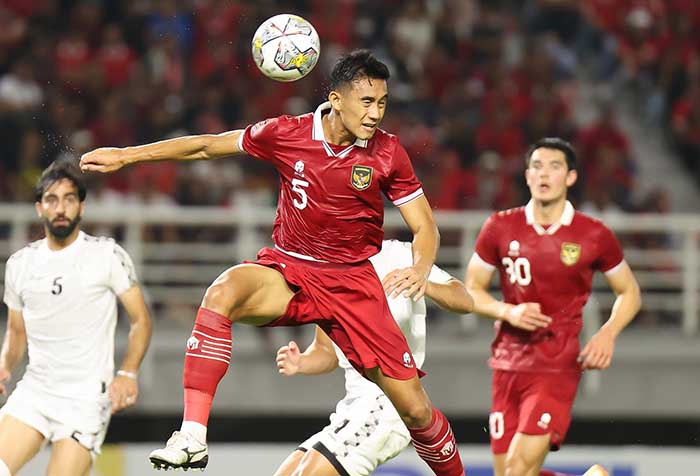 bek-timnas-indonesia-rizky-ridho-menghalau-bola-dengan-tandukan-kepala-di-laga-lawan-palestina.jpg