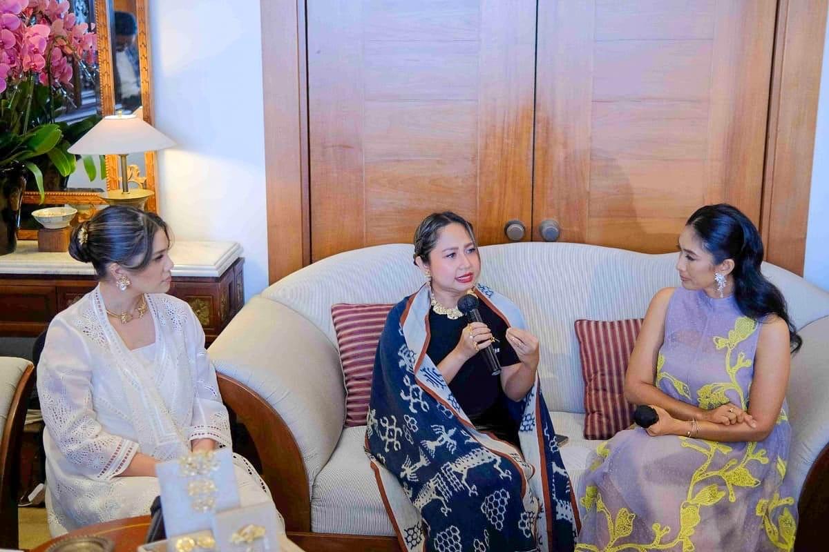 EVP Corporate Communication & Social Responsibility BCA Hera F. Haryn (kedua kanan) didampingi oleh SVP Corporate Communication Susanti Nurmalawati (kiri), Co-Founder and Creative Conceptor TULOLA Happy Salma (kanan), dan Co-Founder and CEO TULOLA Franka Franklin Makarim (tengah) tengah berdiskusi dengan rekan-rekan media dalam konferensi pers peluncuran koleksi art wear “Garden of Wishes” TULOLA di The Dharmawangsa pada Kamis 28 November 2024 lalu