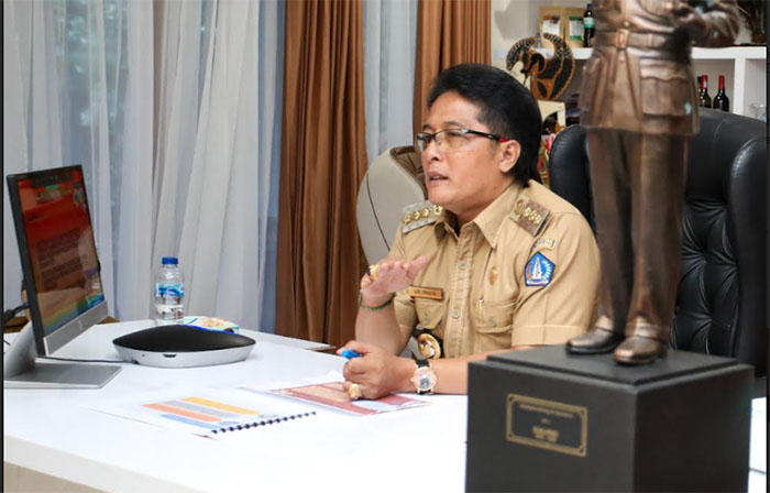 bupati-giri-prasta-memberikan-pemaparan-saat-menjadi-narasumber-pada-webinar-economic.jpg