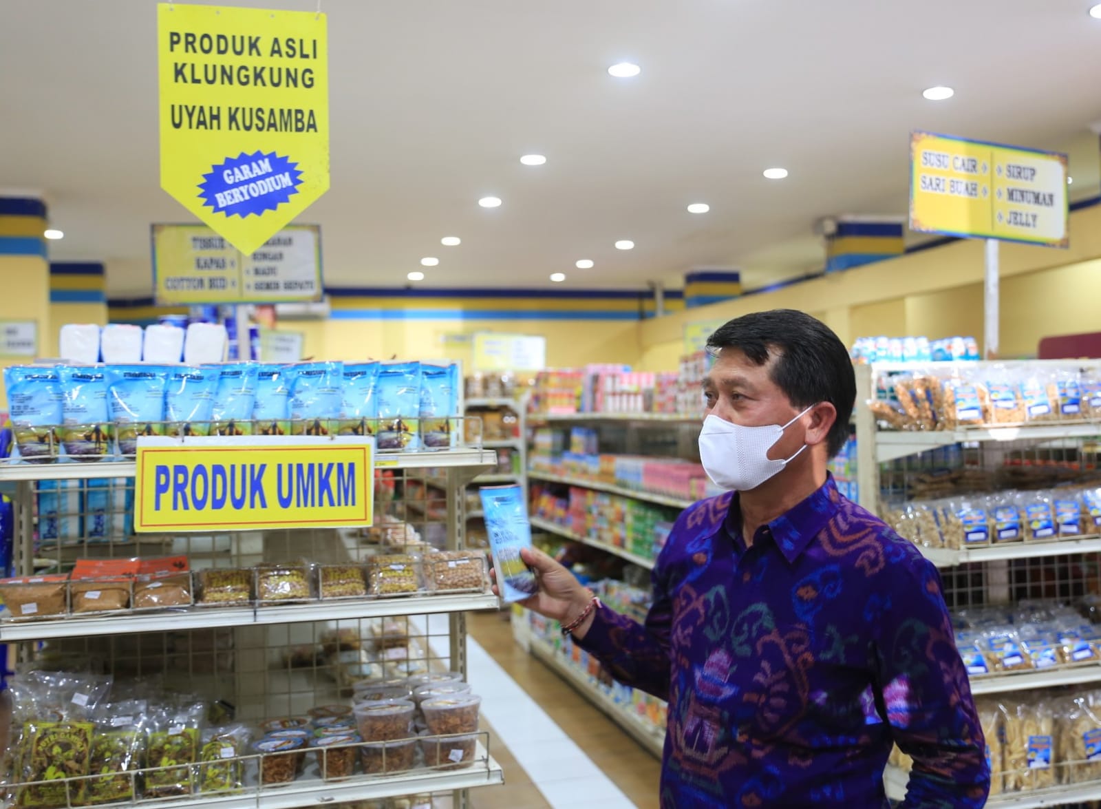 bupati-suwirta-memantau-tempat-pemasaran-produk-lokal-di-beberapa-supermarket-di-klungkung.jpg