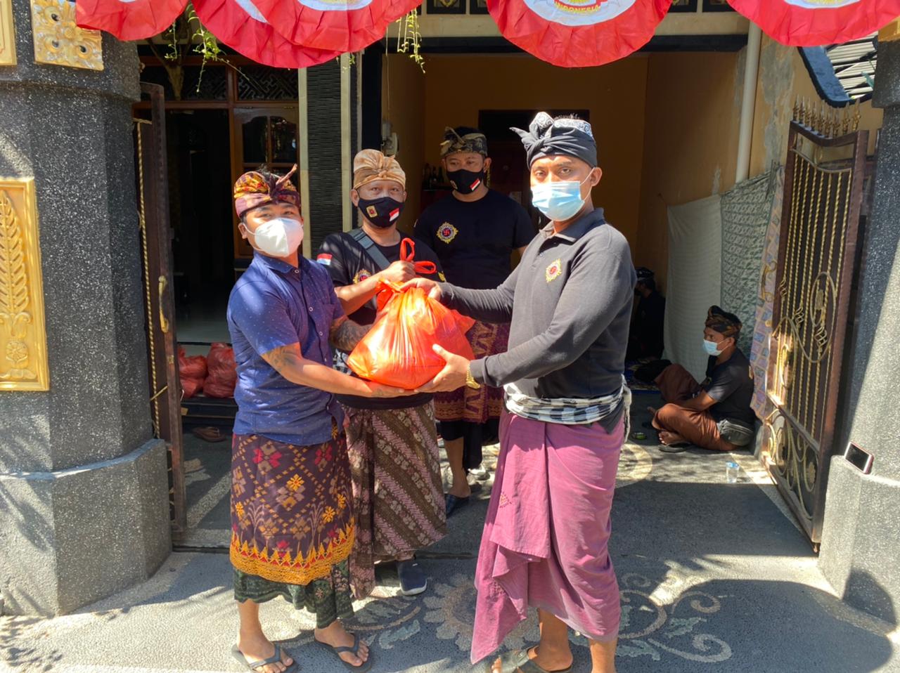 Cakrawayu Kabupaten Buleleng Bagi-bagi Sembako dan Paket Sayur di Hari Kemerdekaaan RI