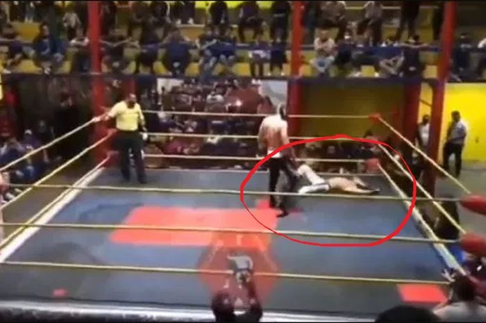 Tragis, Begini Video Detik-detik Pegulat Profesional Tiba-tiba Jatuh dan Tewas di Atas Ring