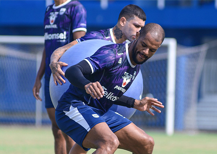 dua-striker-persib-david-da-silva-dan-ciro-alves-belum-lama-ini-berlatih-ringan.jpg