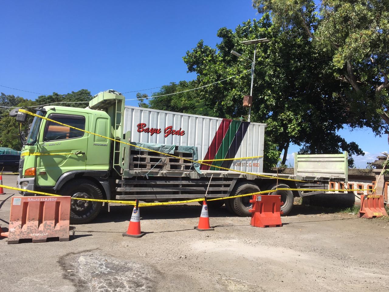 Dua Truk Over Dimensi Overload Ditahan Petugas BPTD di Jembrana Bali