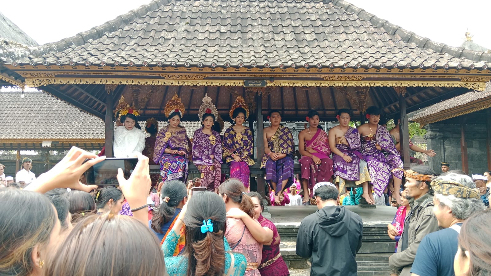 Nganten Massal 10 Pasang Mempelai, Ikrar Hidup Bersama di Desa Pengotan Bangli