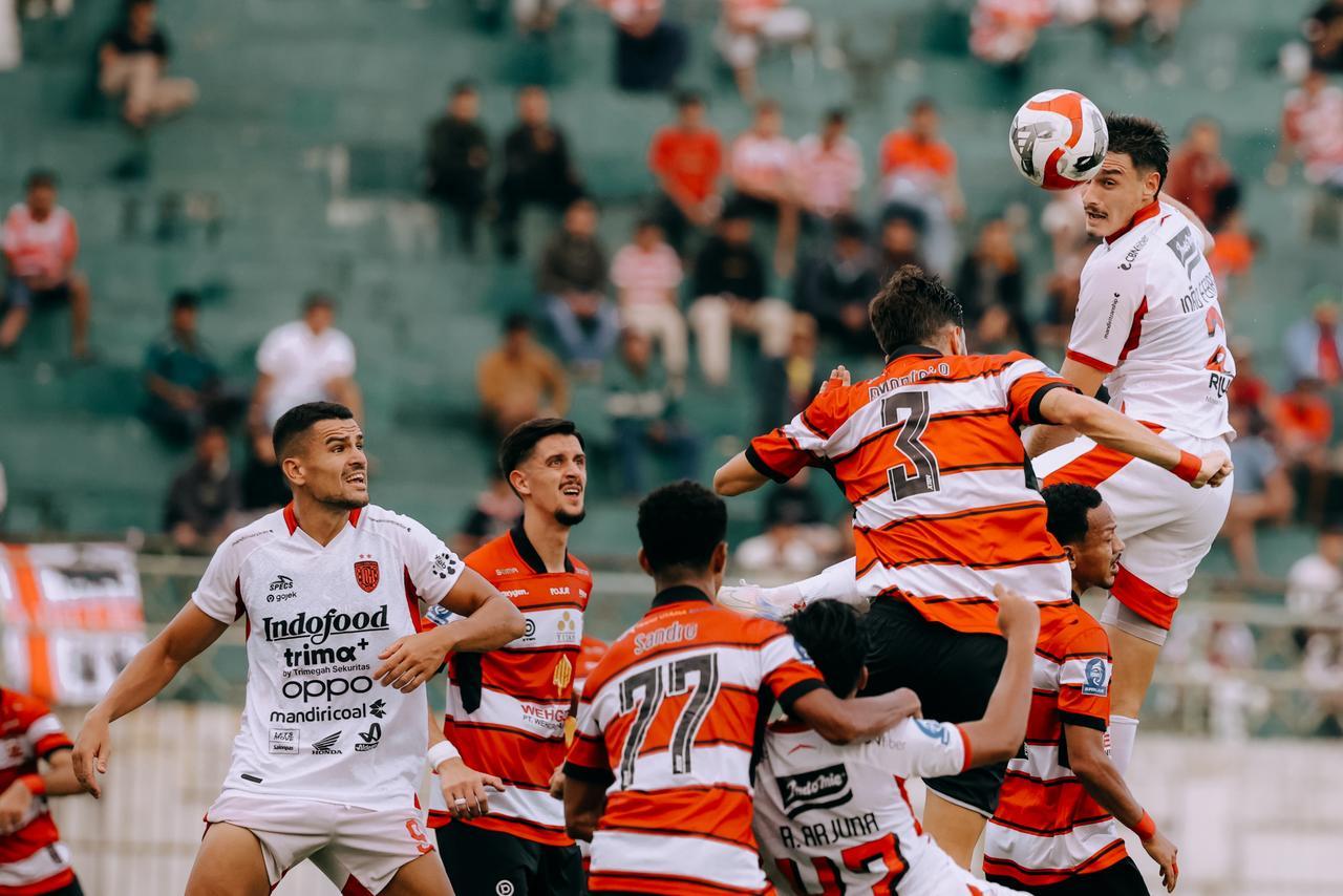 ek-Joao-Ferrari-berusaha-menyundul-bola-di-pertandingan-Madura-United-vs-Bali-United.jpg