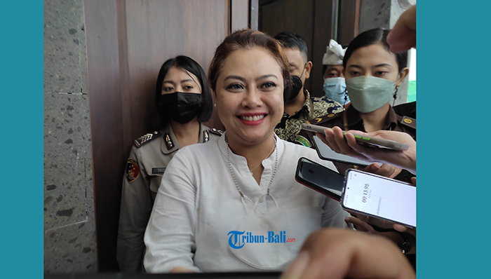 eka-wirtastuti-kembali-menjalani-sidang-kasus-dugaan-suap-did-tabanan.jpg