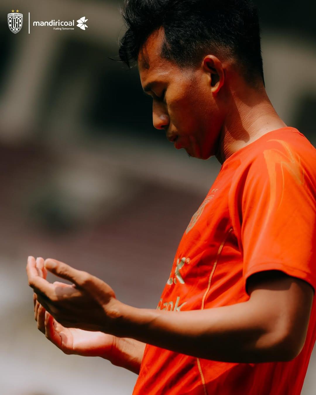 emain-depan-M-Rahmat-tampak-berdoa-dalam-sesi-latihan-tim-di-Banten-International.jpg