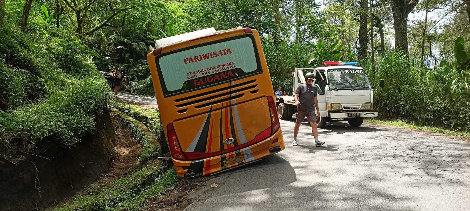 Kecelakaan! Bus Rombongan PKK Dari Badung Terperosok Saat Hendak ke Pura Ulun Danu Batur