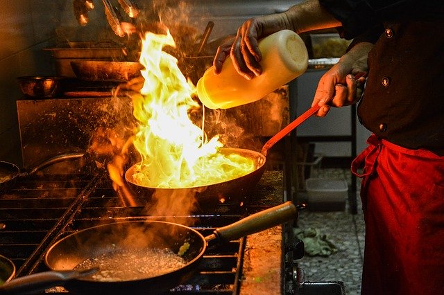 foto-ilustrasi-seorang-pria-sedang-memasak-makanan-di-restoran.jpg