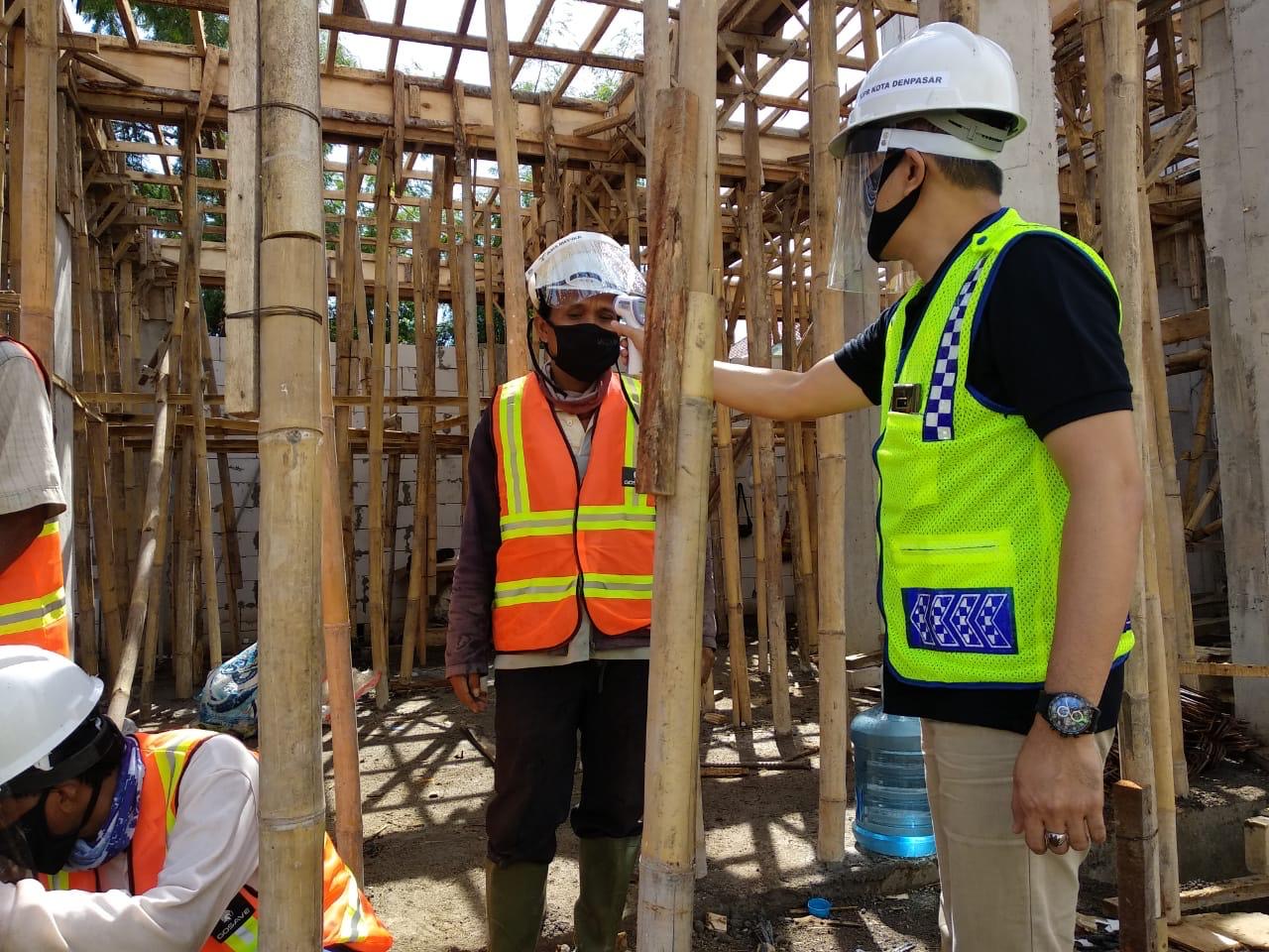 Pekerja Konstruksi di Denpasar Diwajibkan Menggunakan APD di Masa Pandemi Covid-19