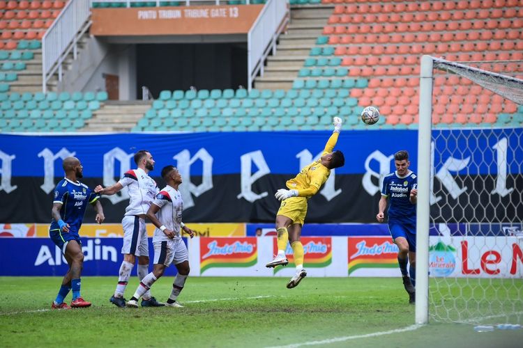 foto-proses-terjadinya-gol-marc-klok-ke-gawang-arema-fc-di-menit-ke-66.jpg