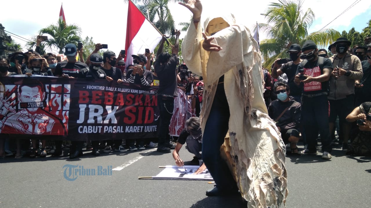 frontier-bali-dan-aliansi-kami-bersama-jrx-menggelar-aksi-teatrikal.jpg