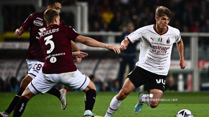 gelandang-ac-milan-charles-de-ketelaere-kanan-berebut-bola-dengan-bek-torino-perr-schuurs.jpg